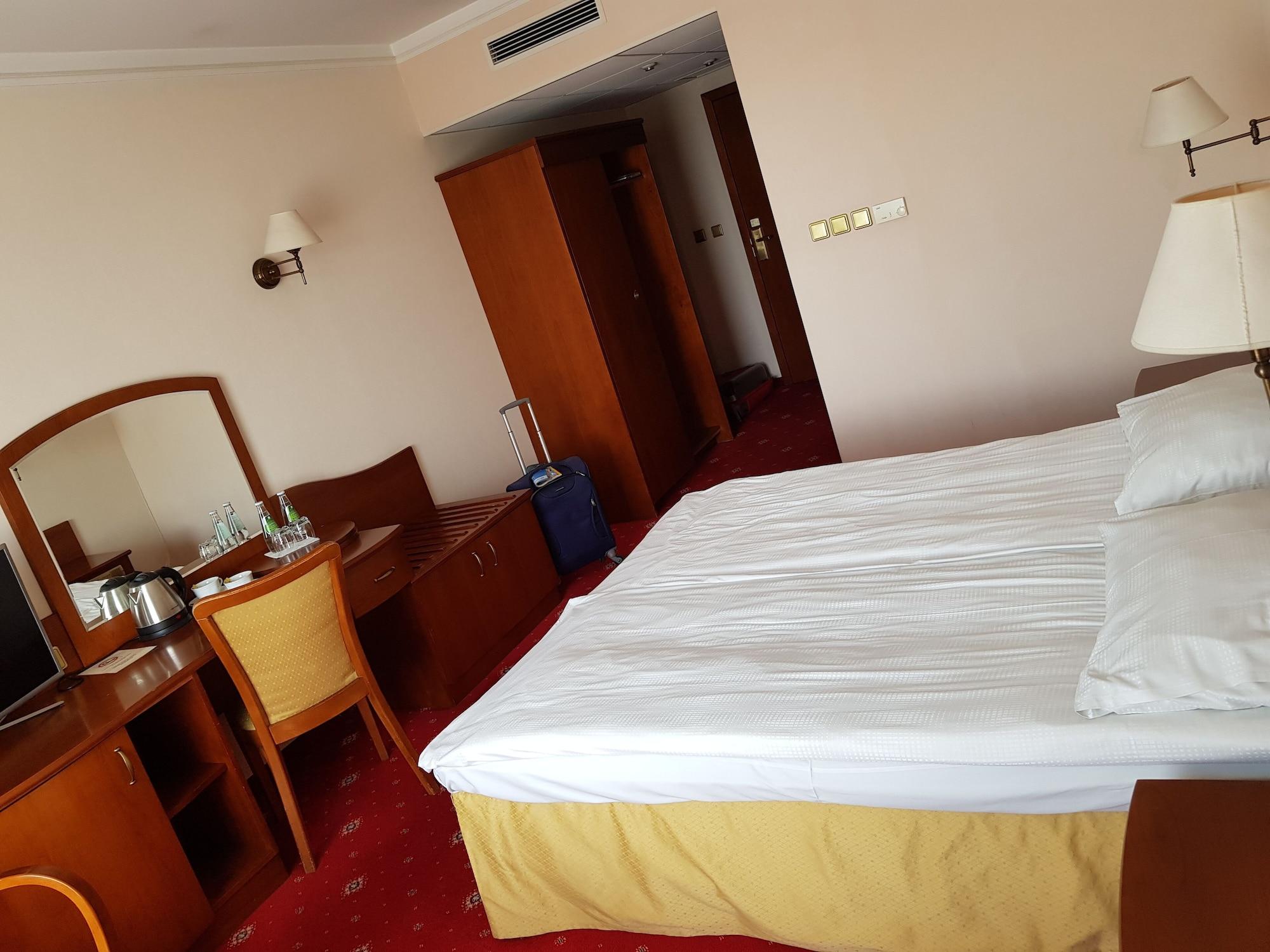Hotel Sympozjum & Spa Краков Экстерьер фото